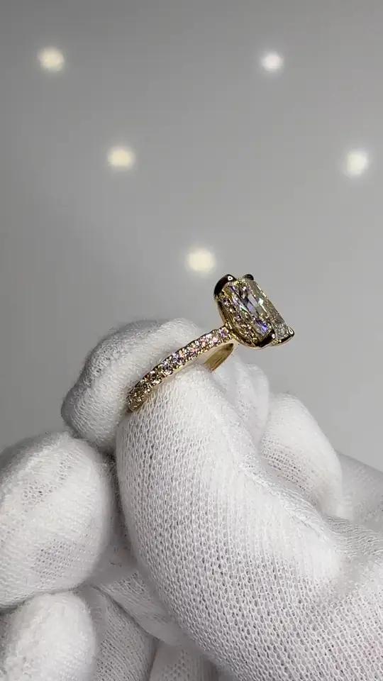 Pear-cut diamond ring on a gold band